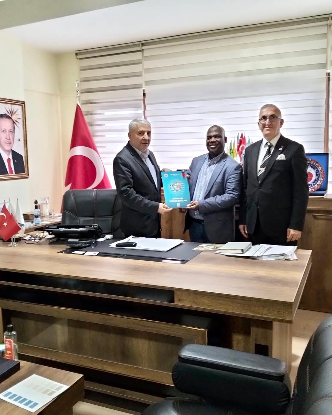 Fildişi Sahili Temsilcimiz ve değerli iş insanı Sayın Salih Bey’i genel merkezimizde misafir etti.